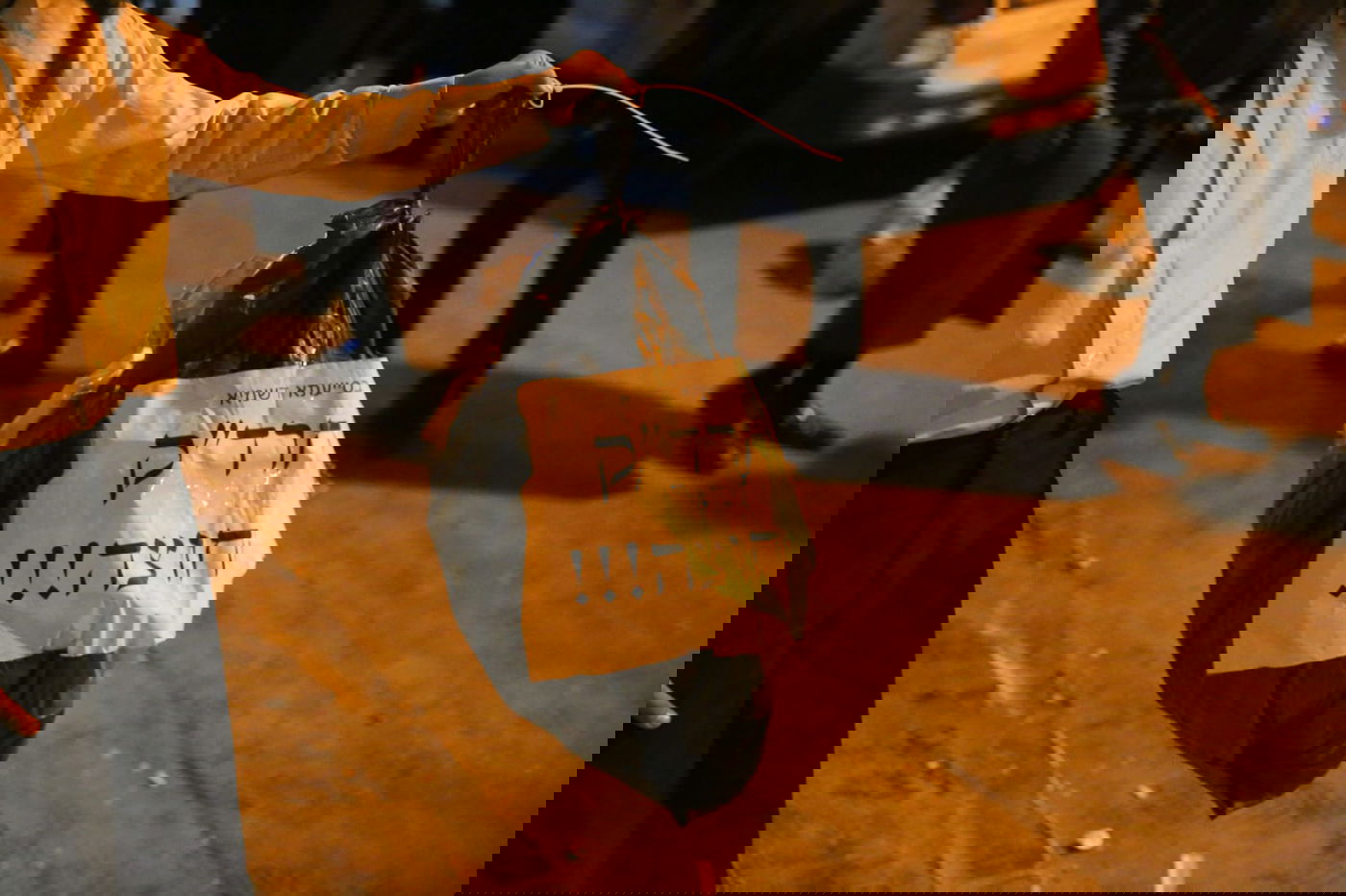 השכן מסיר את "שקית החרד"ק"