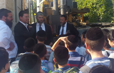 הילדים הקיפו את פמלייתו של סגן ראש העיר