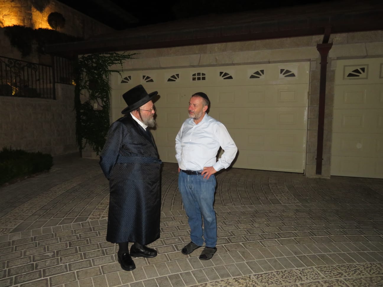 האדמו"ר מנדבורנא באניא ב'נאות דשא'