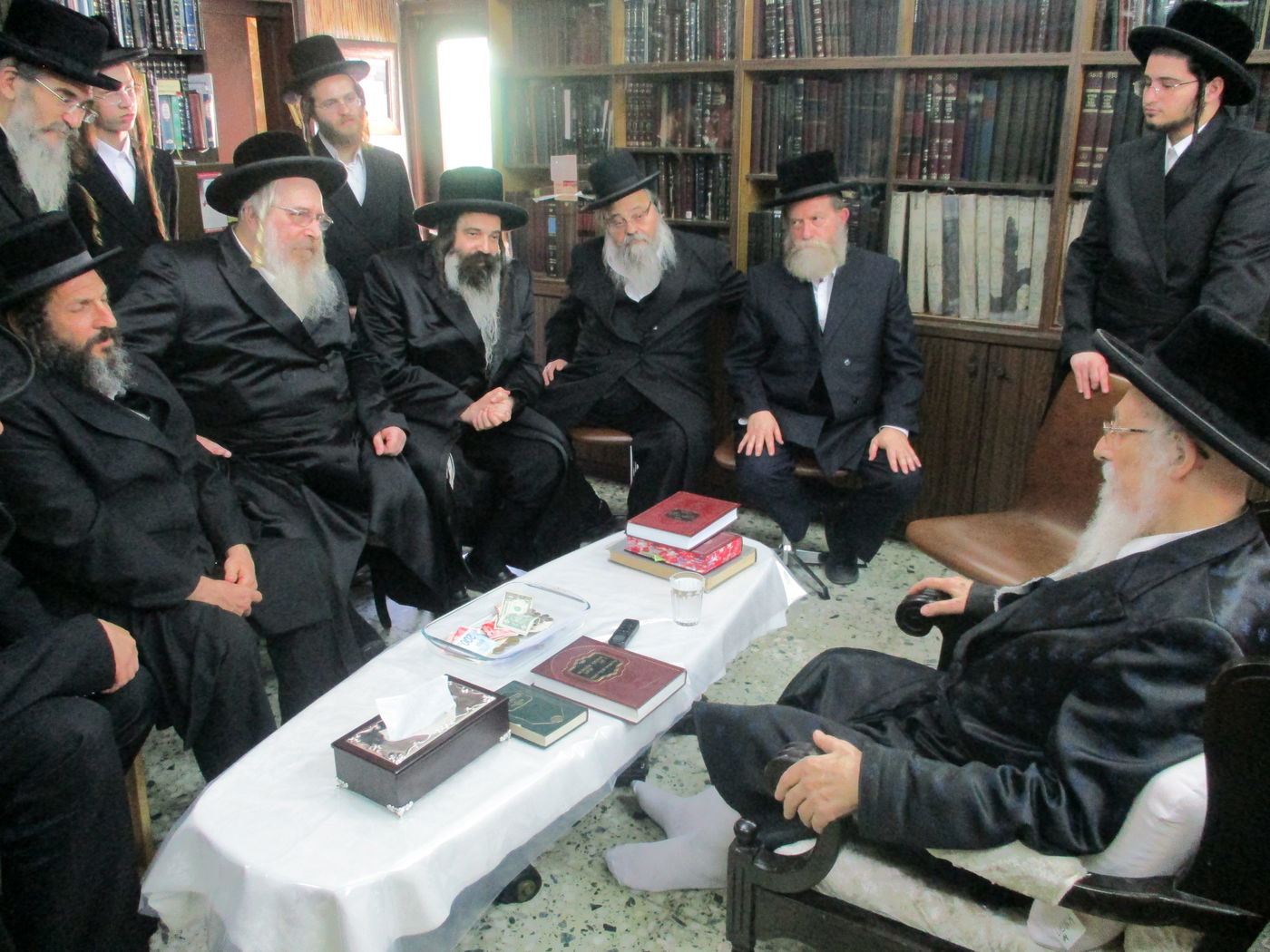 אדמו"רים ורבנים בניחום אבלים אצל האדמו"ר מקליוולנד