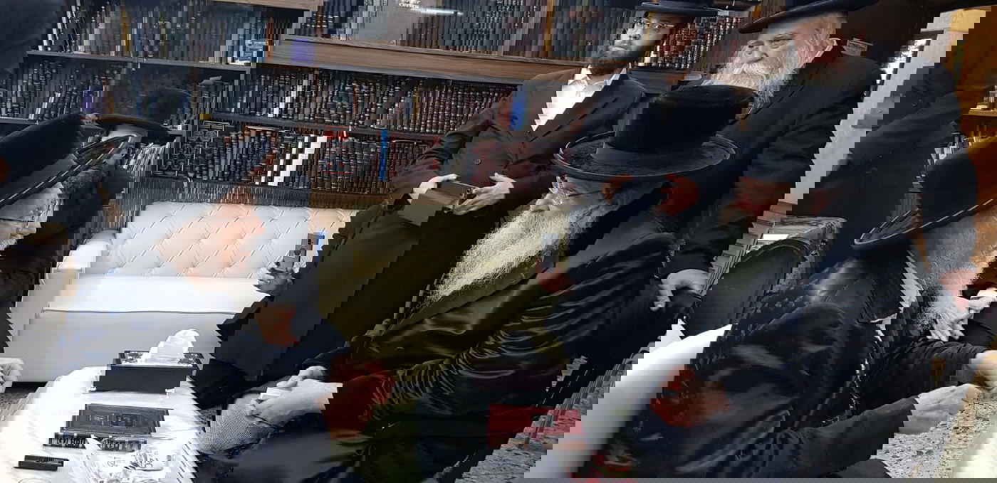 אדמו"רים ורבנים בניחום אבלים אצל האדמו"ר מקליוולנד