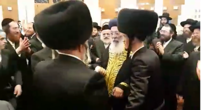 חסידי גור פצחו בפיוטים לכבוד הראשל"צ הגר"ש עמאר