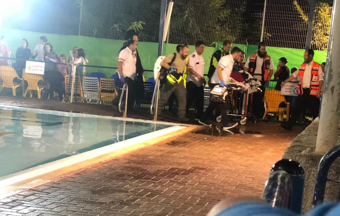 פינוי הילדה מהבריכה