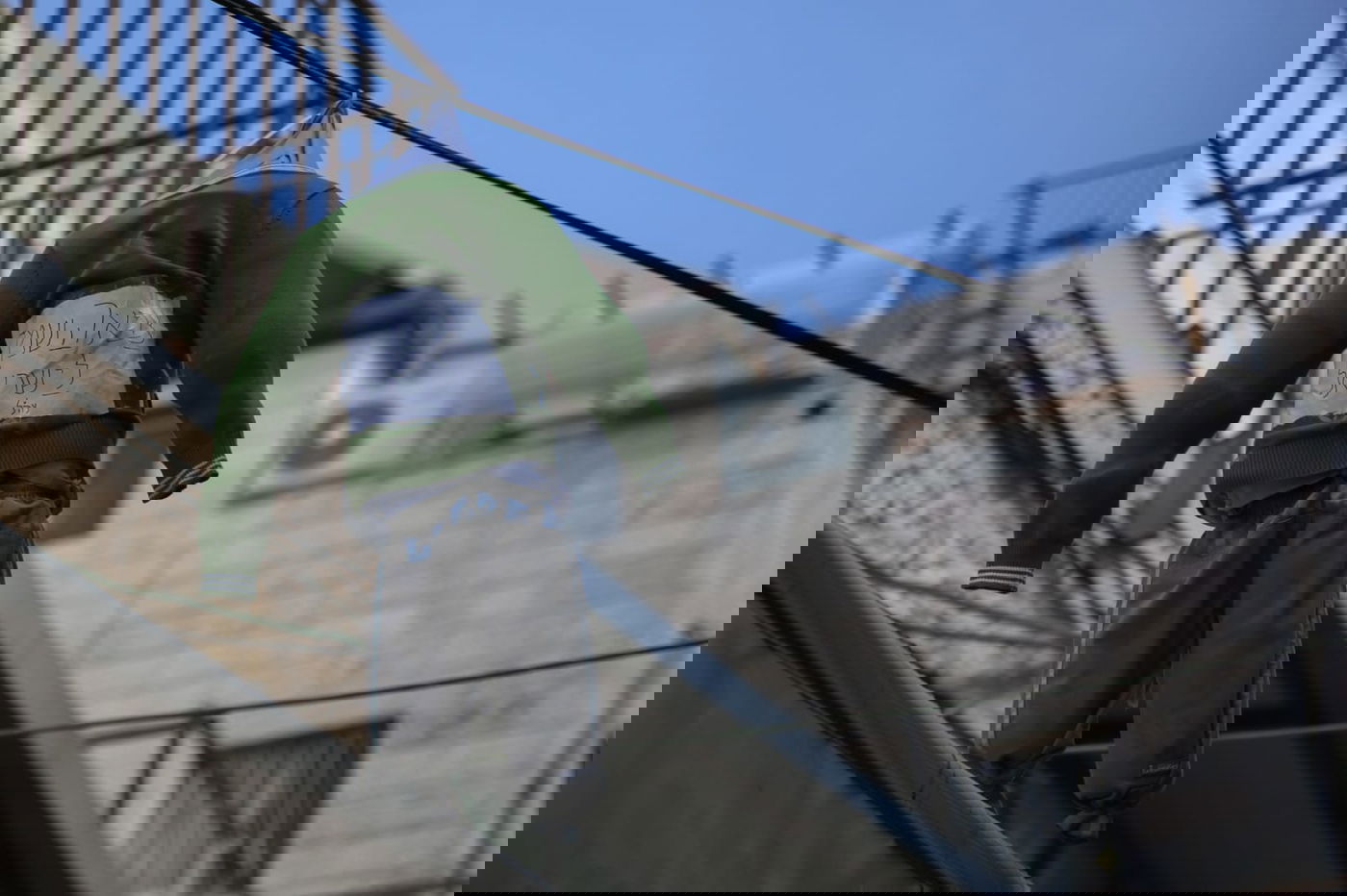 בעקבות 'כיכר'? המשטרה מתעלמת מבובת החייל במאה שערים