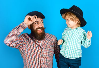 האם ילדיכם באמת מאושרים כמו שאתם חושבים שהם?