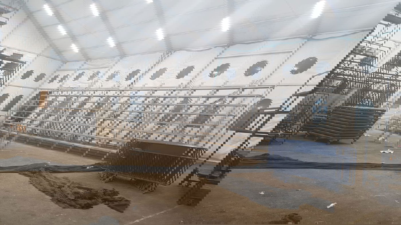 ההכנות באוהל הענק