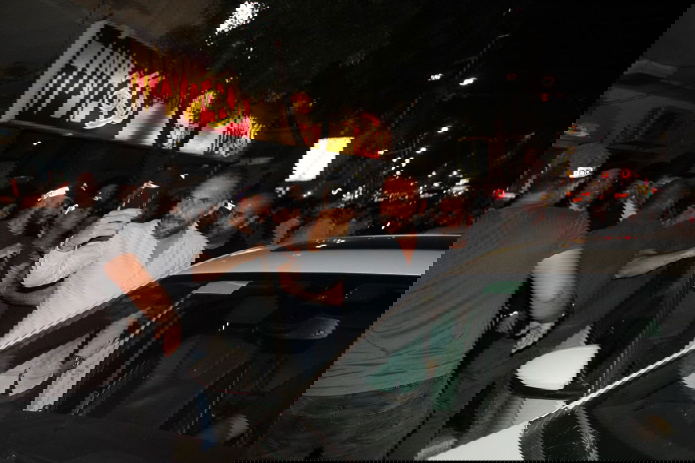 פרובוקציה בב"ב: בחורים מחו ורון קובי נמלט