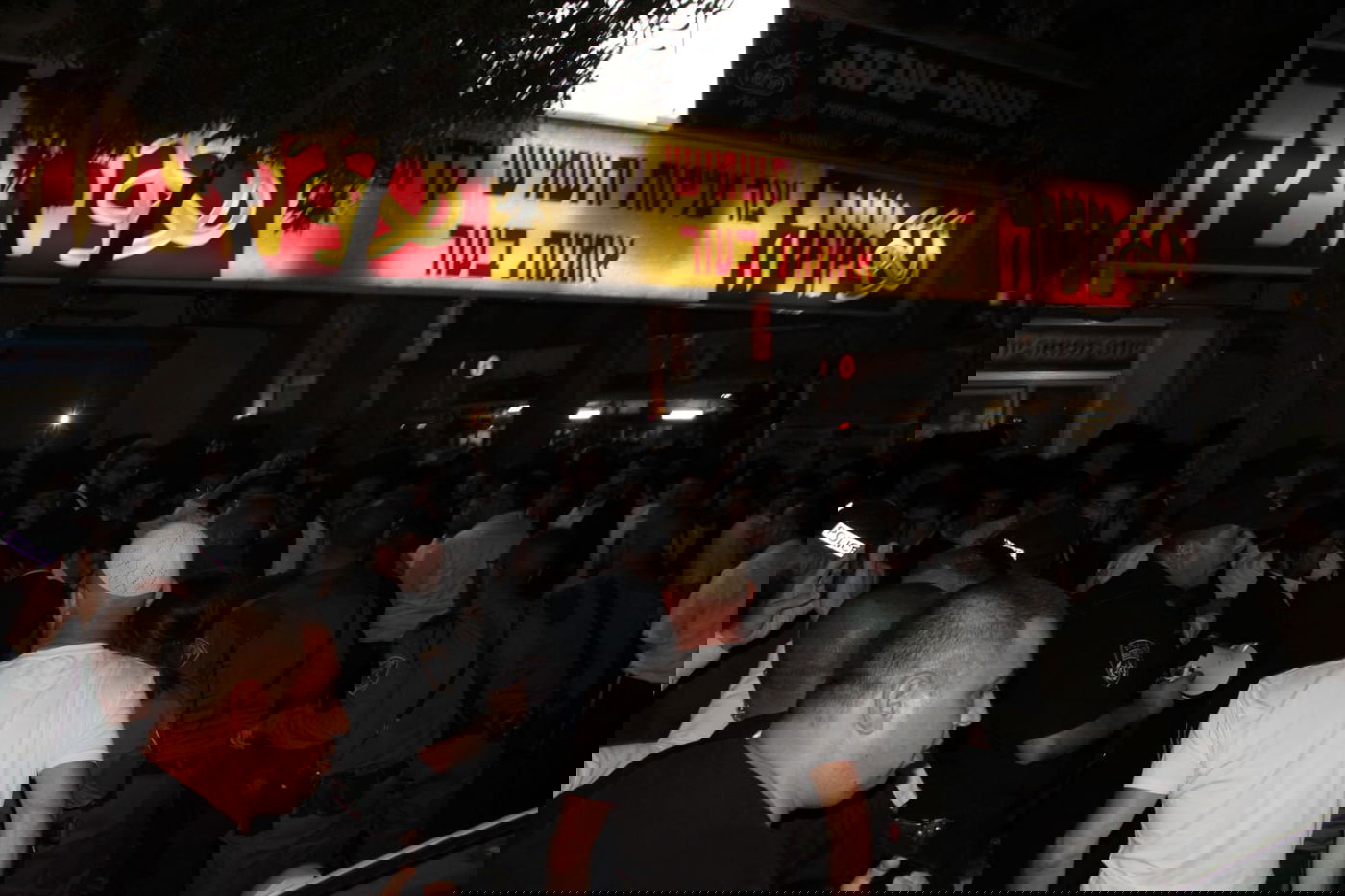 פרובוקציה בב"ב: בחורים מחו ורון קובי נמלט