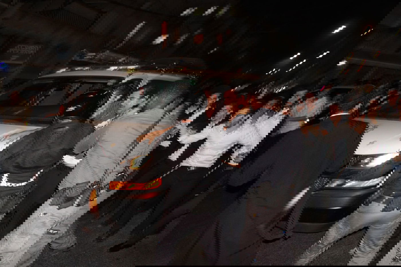 פרובוקציה בב"ב: בחורים מחו ורון קובי נמלט