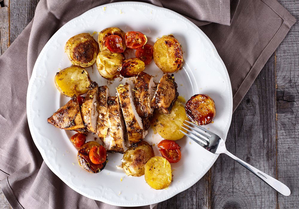 חזה עוף אפוי ברוטב בלסמי ועשבי תיבול