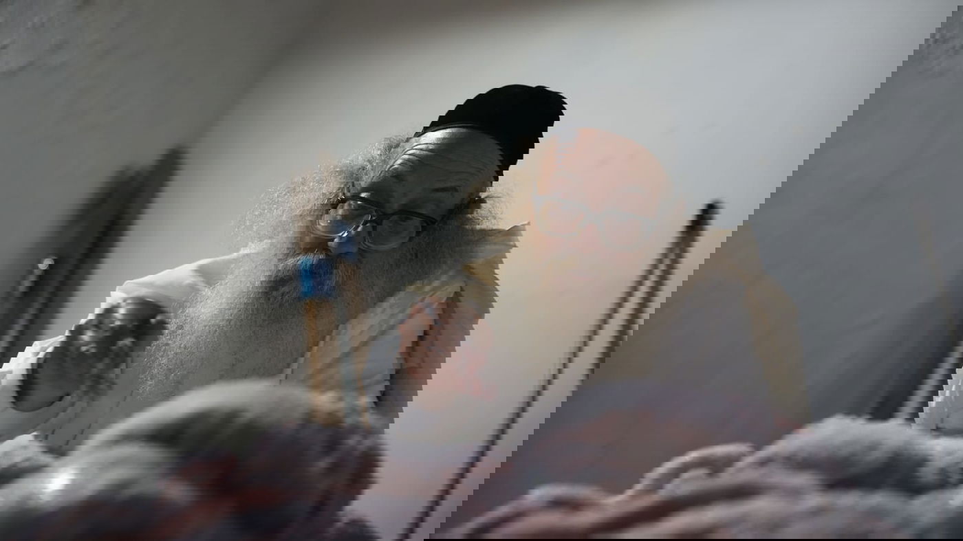 צפו: הירושלמי המבוגר מולח את העופות