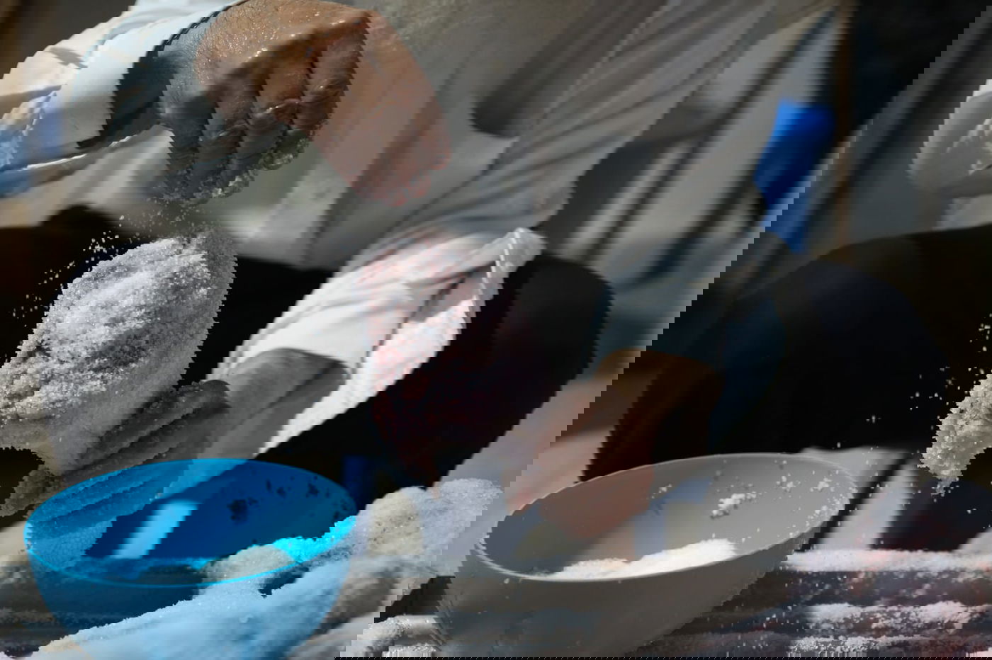 צפו: הירושלמי המבוגר מולח את העופות