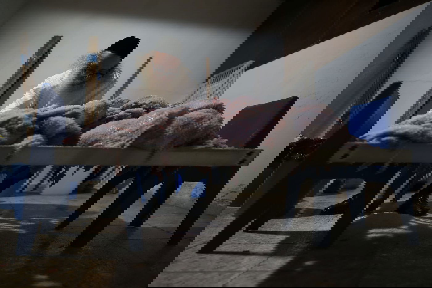 צפו: הירושלמי המבוגר מולח את העופות