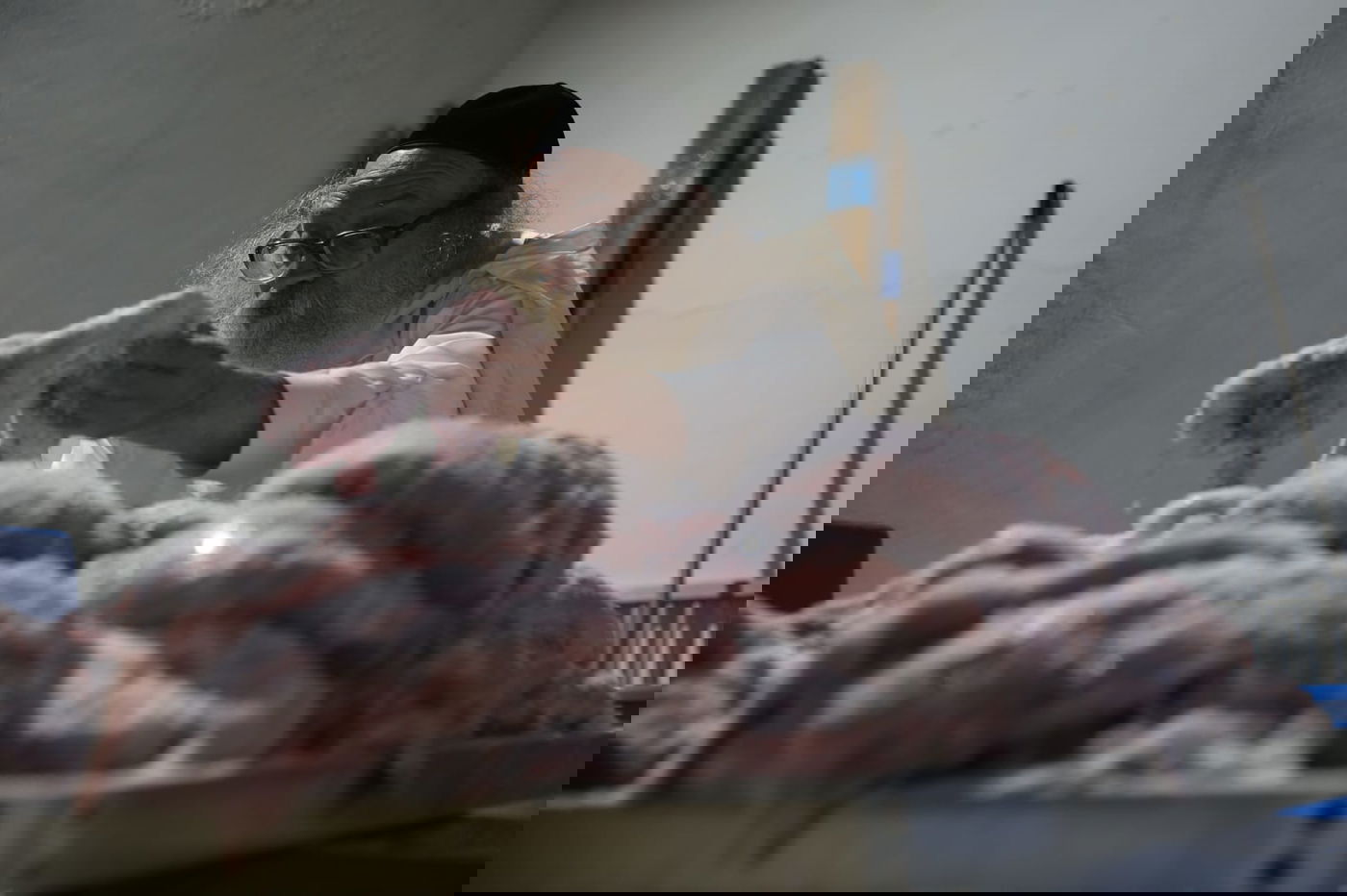 צפו: הירושלמי המבוגר מולח את העופות