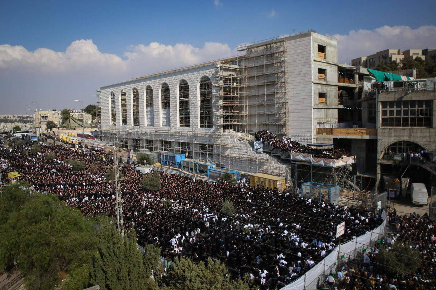 אלפי חסידים בחופת נכד האדמו"ר מגור. צפו