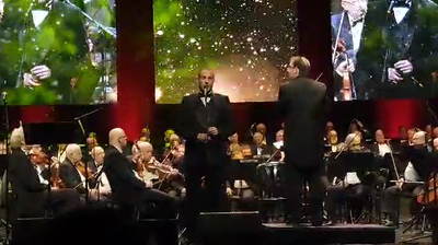 שי אברמסון מבצע את 'הנני' של רוזנבלט