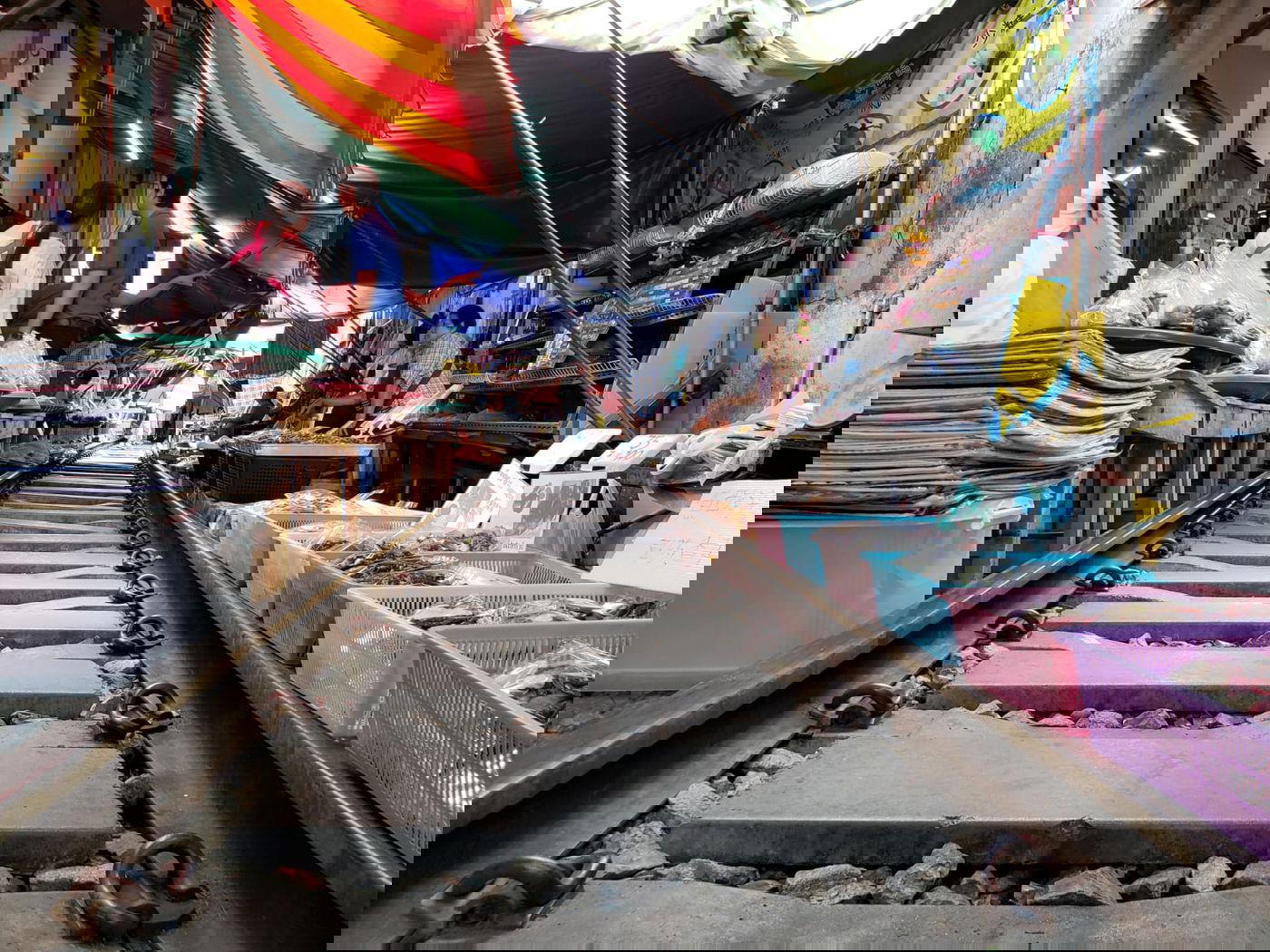 הרוכלות מכסות את הפירות והרכבת עוברת בשוק