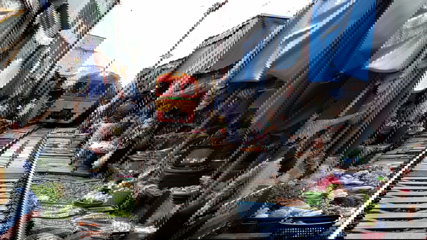 הרוכלות מכסות את הפירות והרכבת עוברת בשוק