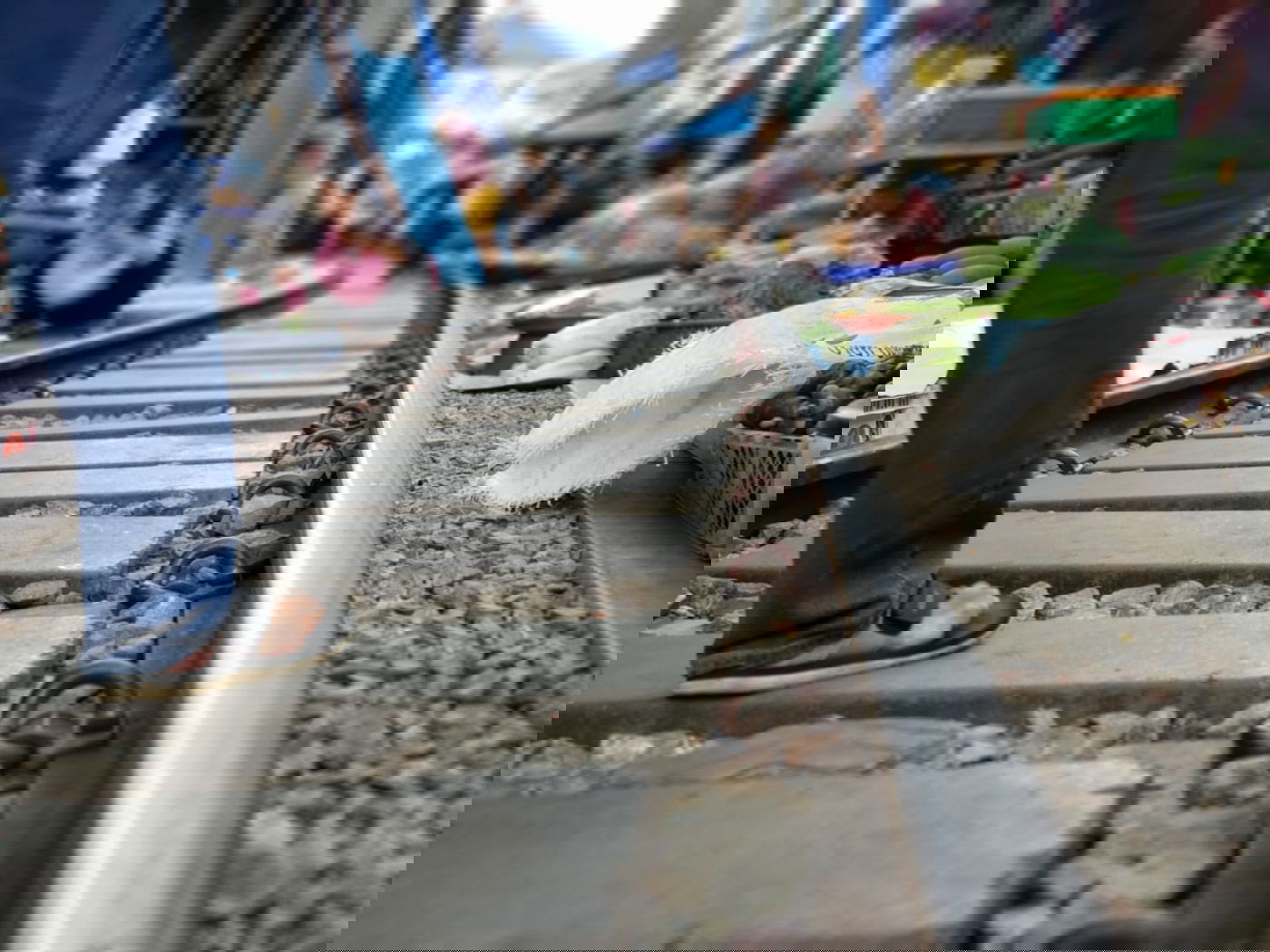 הרוכלות מכסות את הפירות והרכבת עוברת בשוק