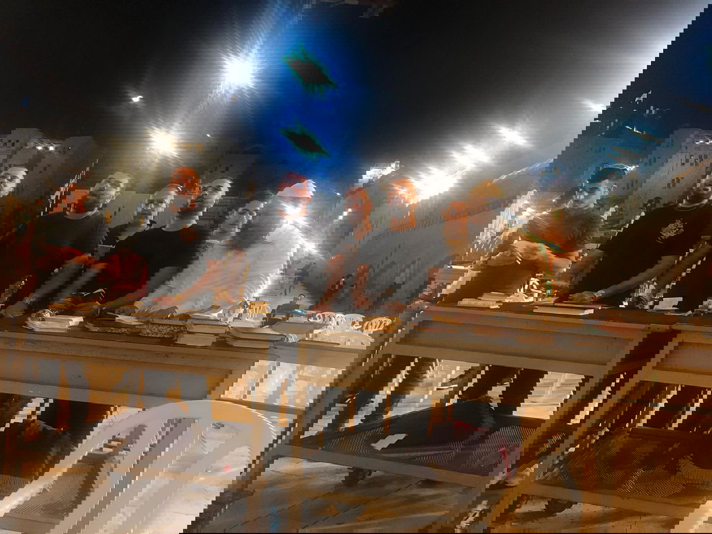 הזמר מאור אדרי הגיע לסליחות בכותל  • צפו