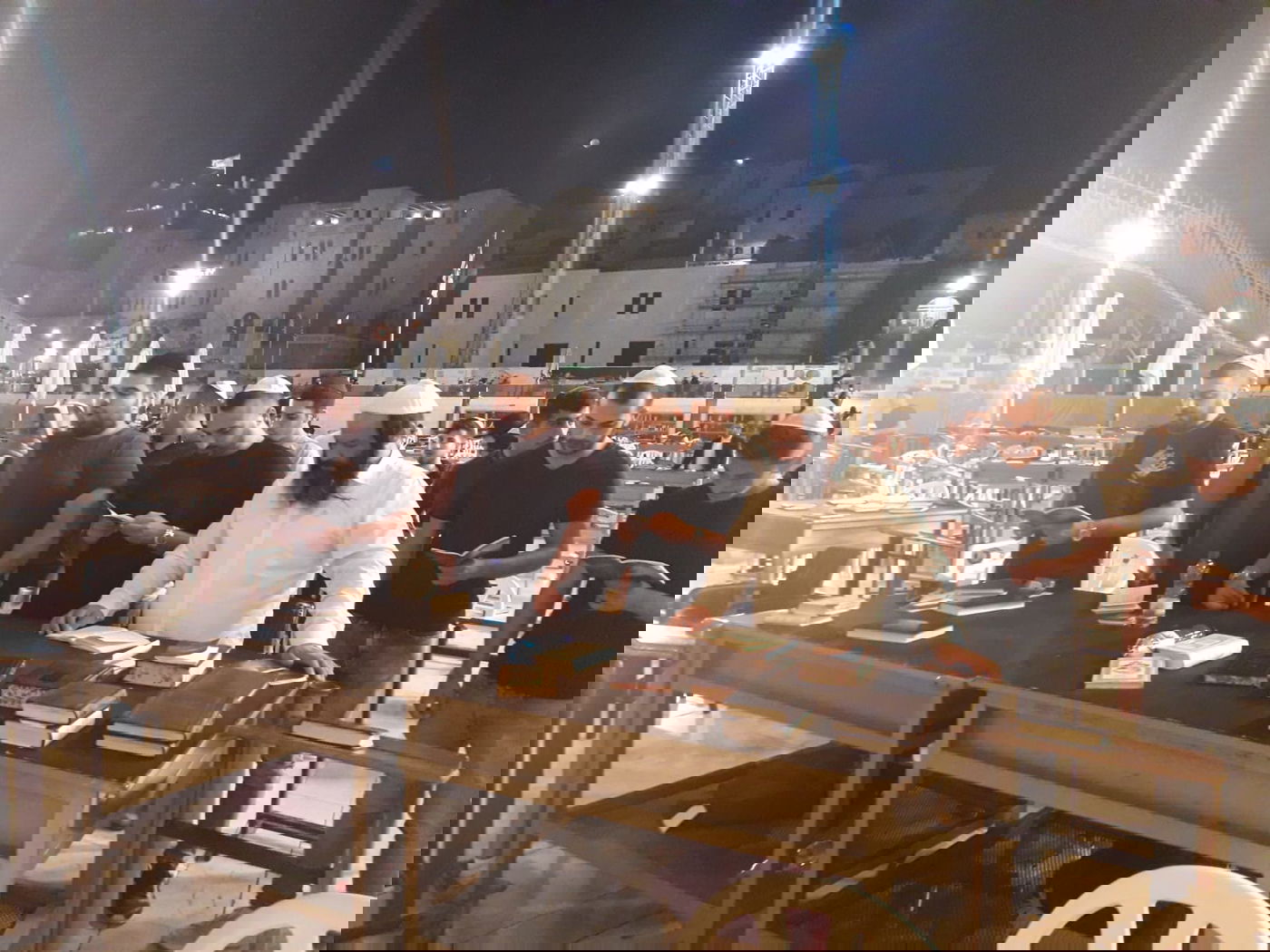 הזמר מאור אדרי הגיע לסליחות בכותל  • צפו