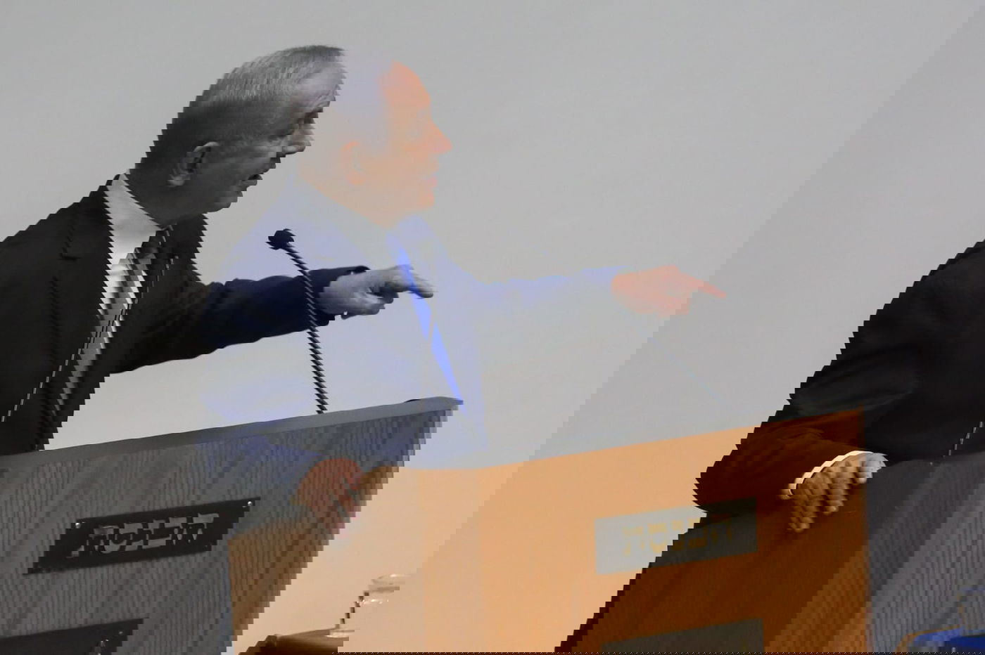 עימות, נאומים והצבעה: כינוס מליאה אחרון