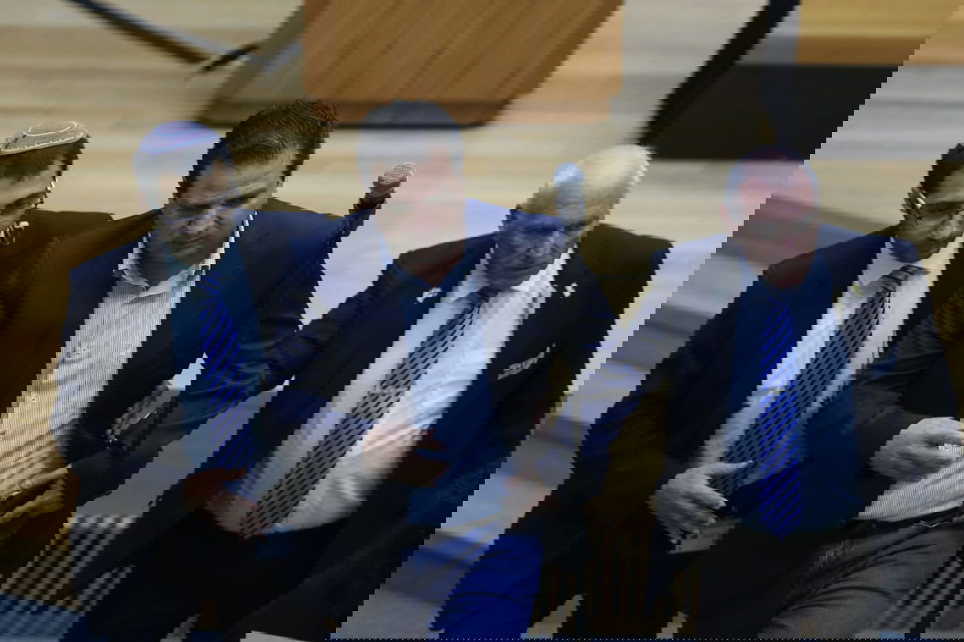 עימות, נאומים והצבעה: כינוס מליאה אחרון