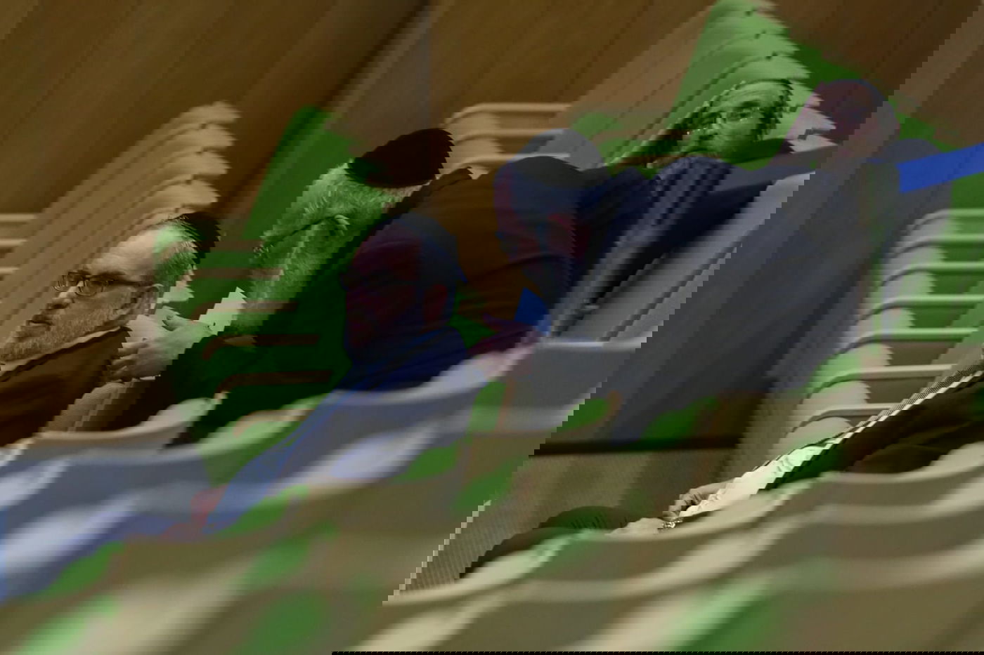 עימות, נאומים והצבעה: כינוס מליאה אחרון