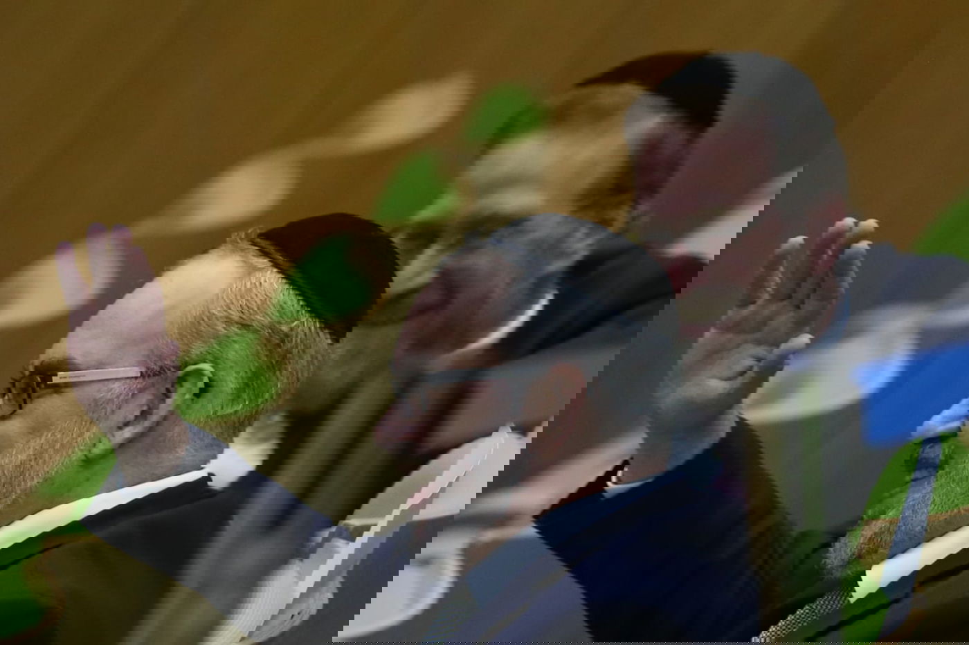 עימות, נאומים והצבעה: כינוס מליאה אחרון