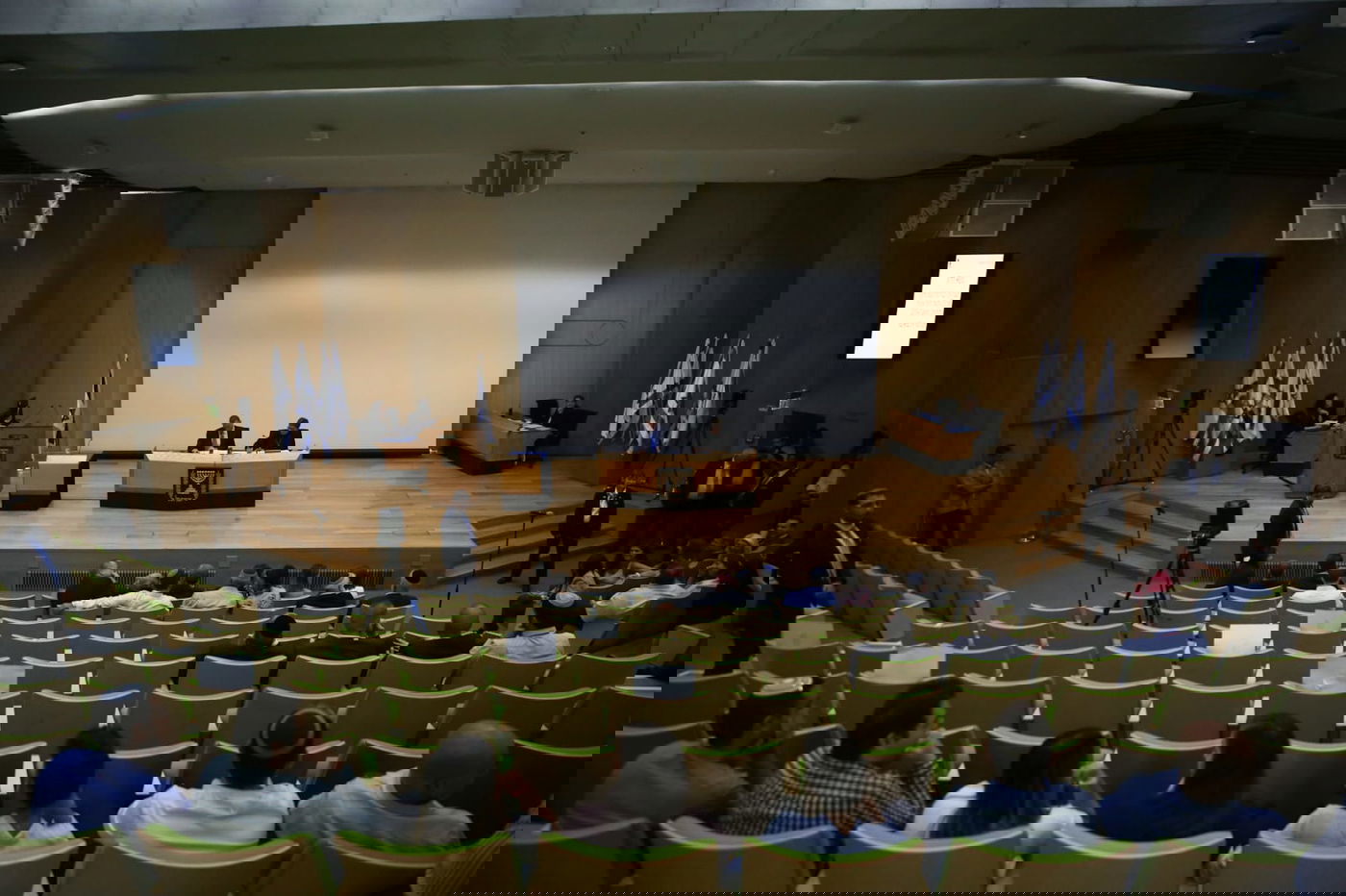 עימות, נאומים והצבעה: כינוס מליאה אחרון