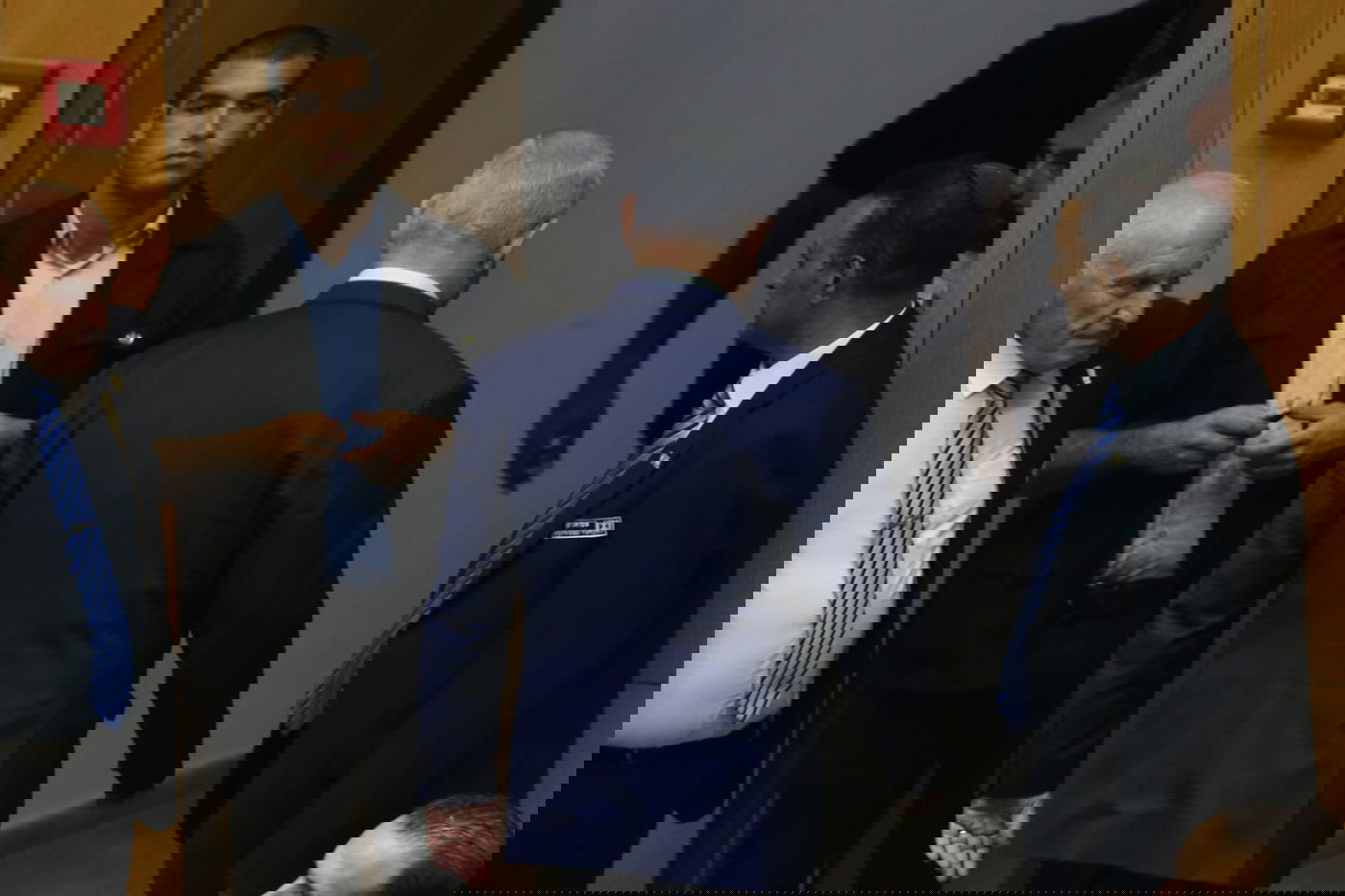 עימות, נאומים והצבעה: כינוס מליאה אחרון