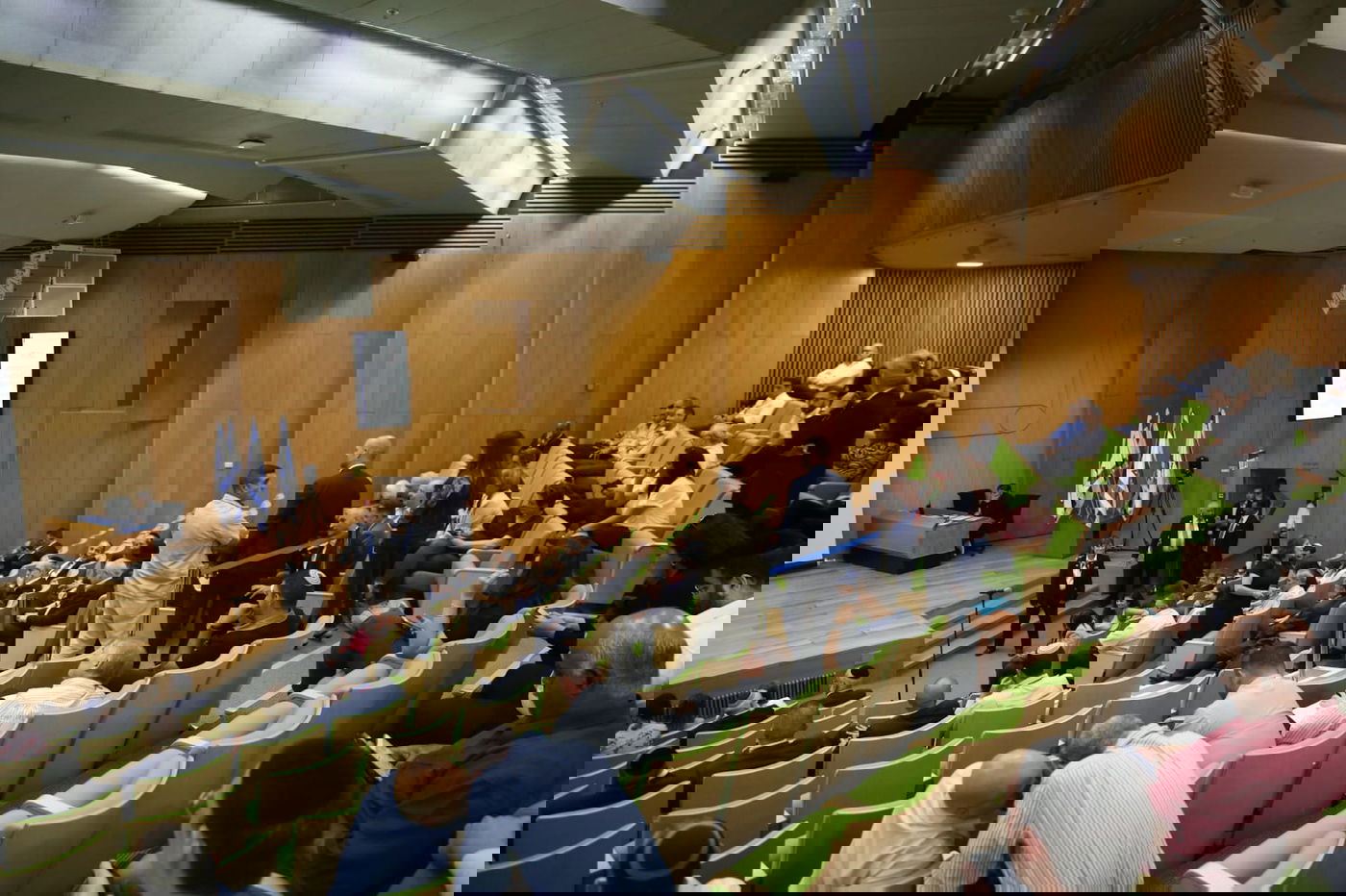 עימות, נאומים והצבעה: כינוס מליאה אחרון