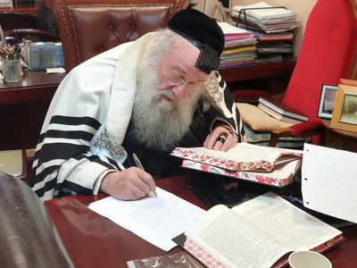 התלמידים מוחים ב'העדה' - המאשימה את 'אגודת ישראל'