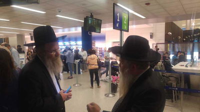 הרב מנדלסון והרב פינזל בשדה התעופה