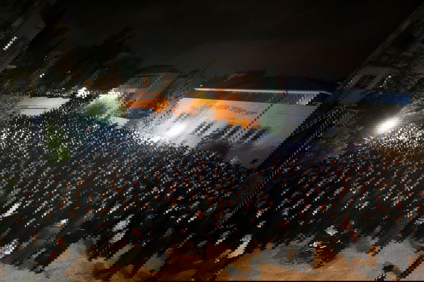 'העדה החרדית' ערכה מחאה; הקיצונים - הפגינו. צפו