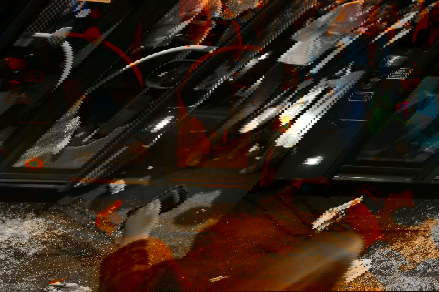 'העדה החרדית' ערכה מחאה; הקיצונים - הפגינו. צפו