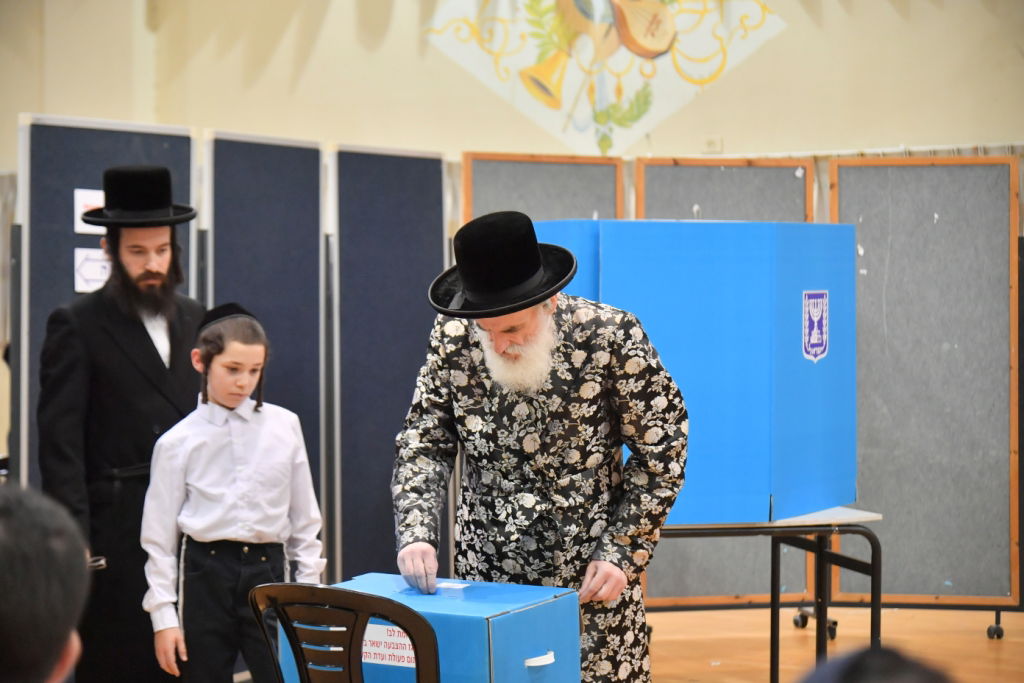 האדמו"ר מויז'ניץ הצביע תוך שירת "והיא שעמדה"