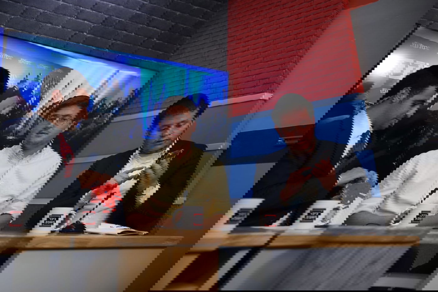 תיעוד ענק: כך נראה משדר ערב הבחירות ב'אולפן כיכר'