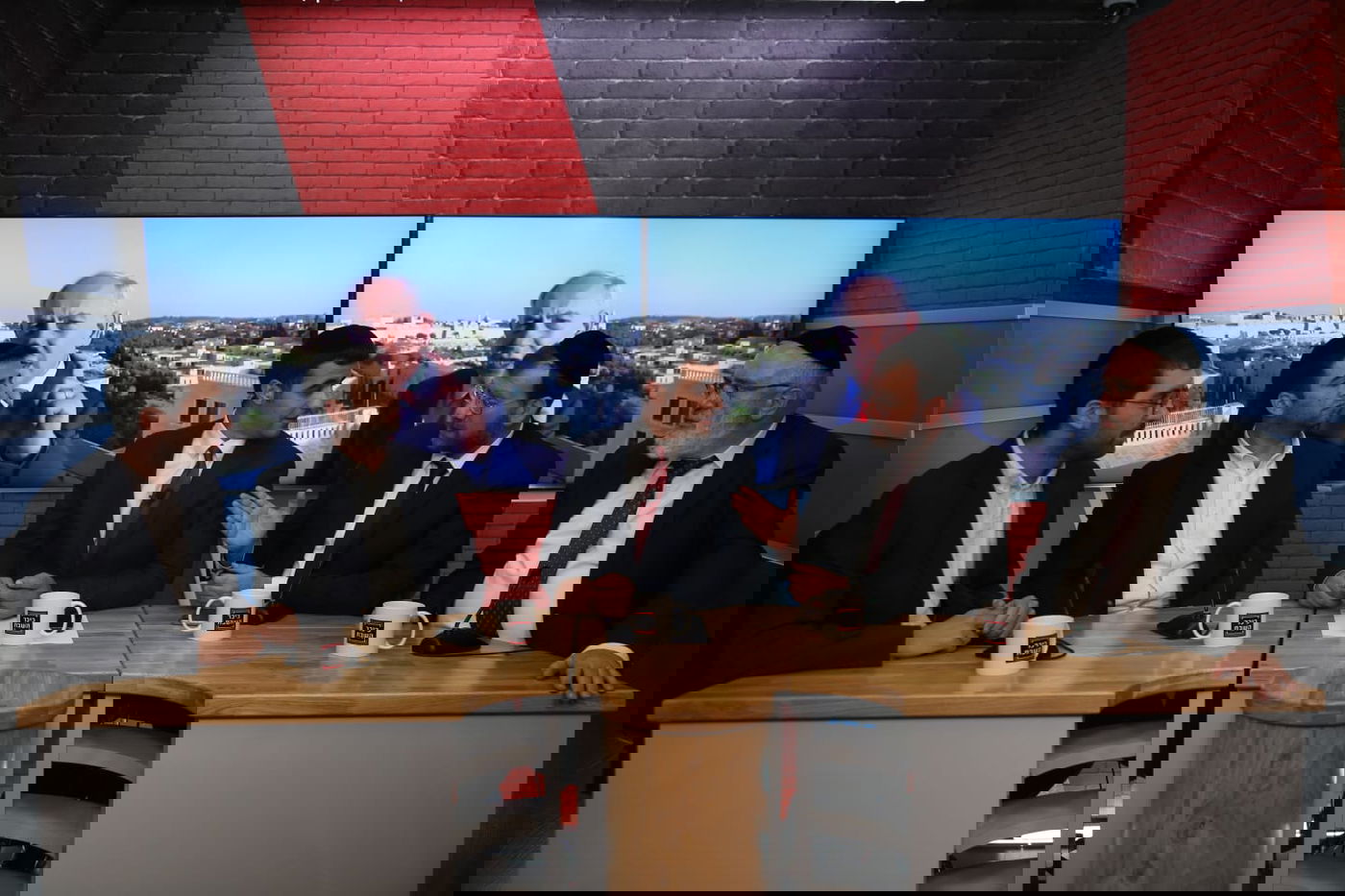 תיעוד ענק: כך נראה משדר ערב הבחירות ב'אולפן כיכר'