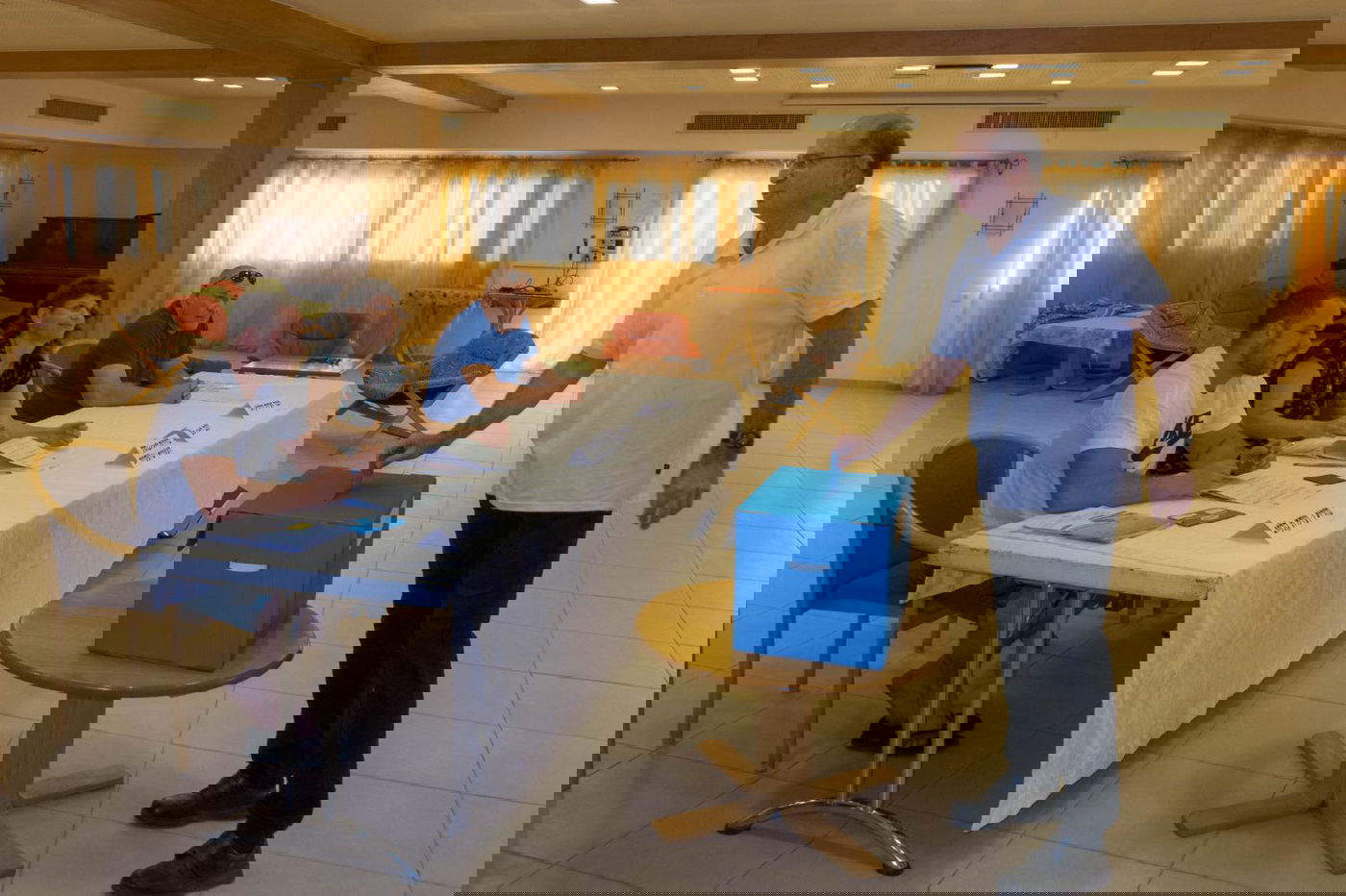 יעלון מצביע