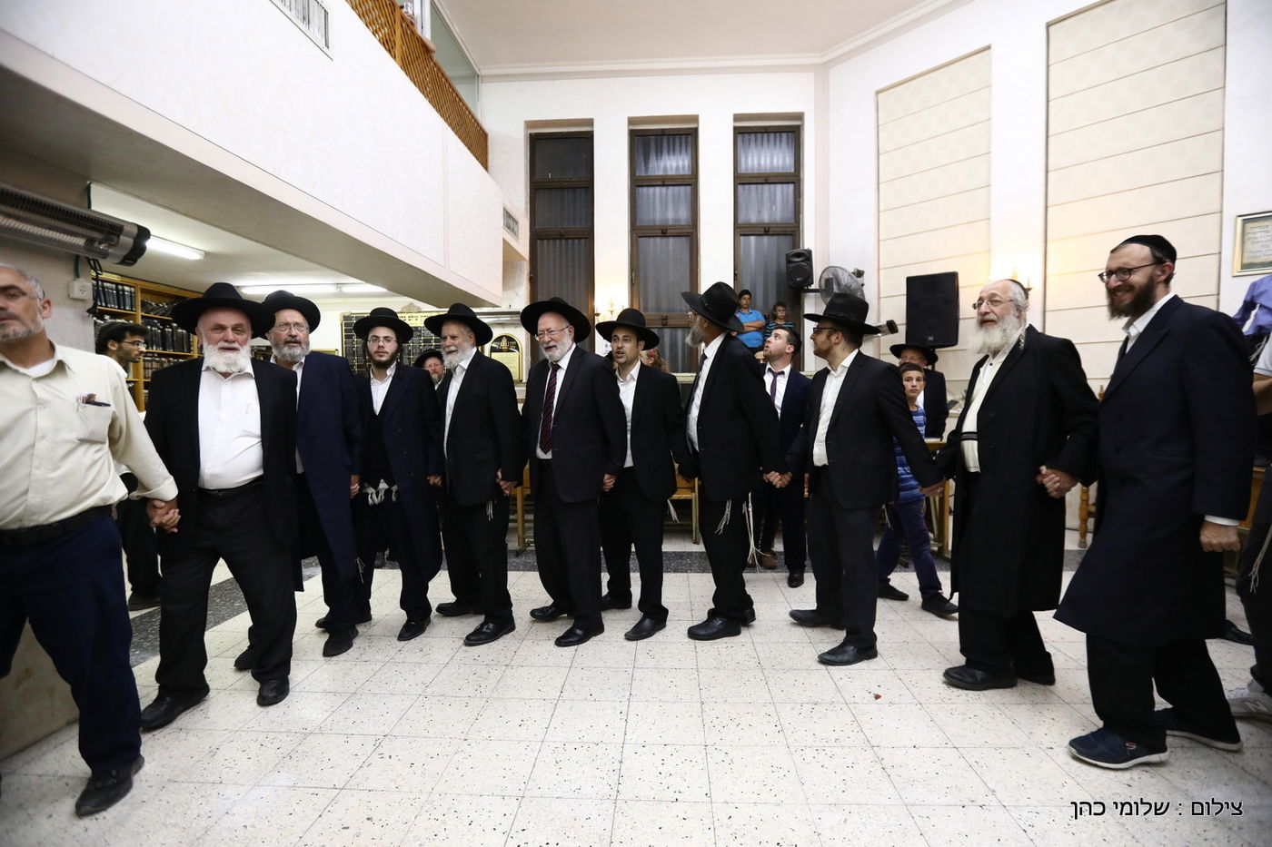 רבנים ואישי ציבור בהכנסת ספר תורה של משפחת אלתר