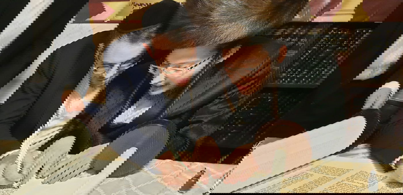 רבנים ואישי ציבור בהכנסת ספר תורה של משפחת אלתר