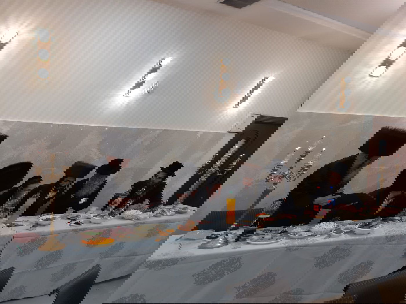 נותי פוקס התארס ושימח את אורחיו • צפו