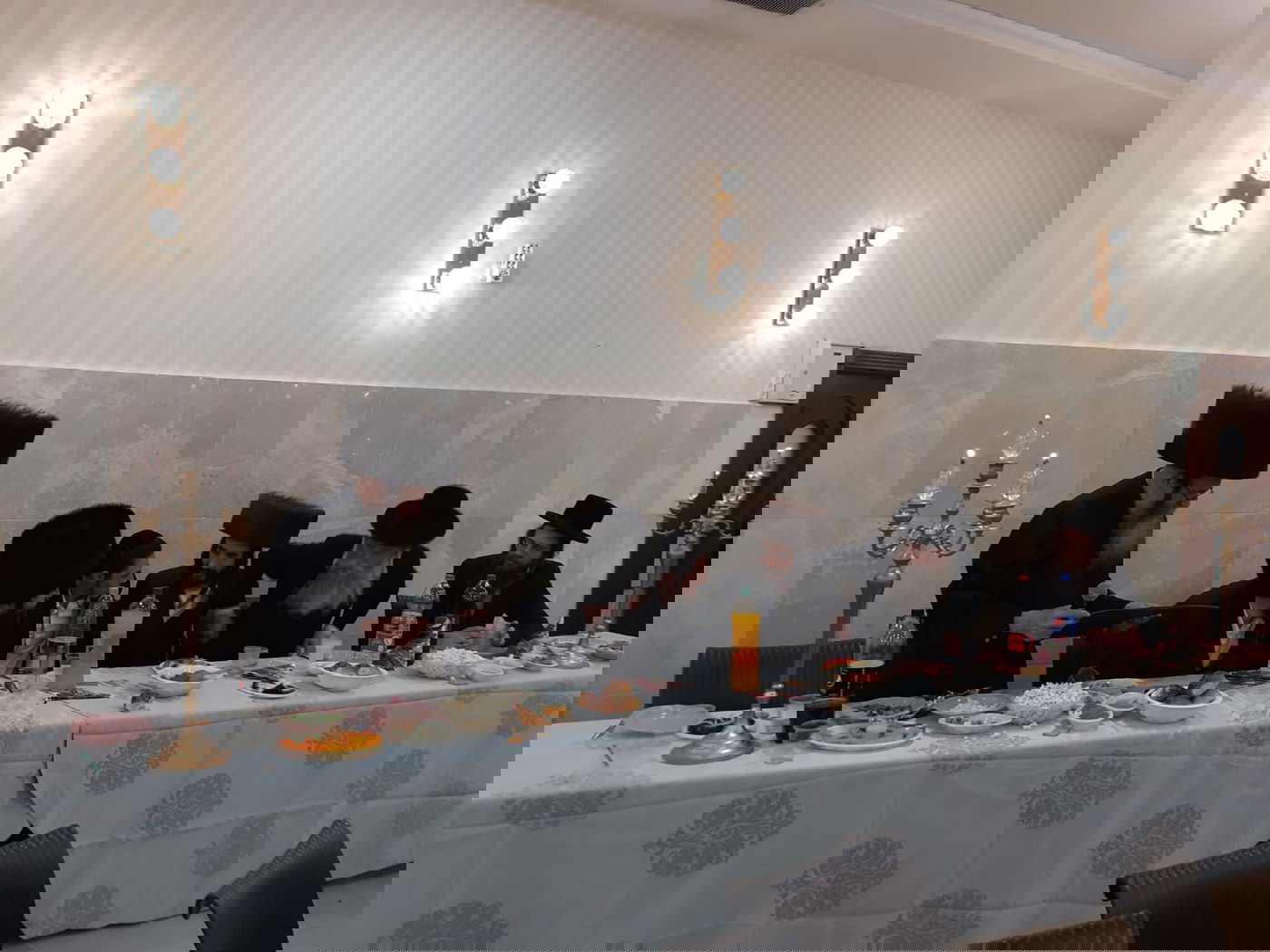 נותי פוקס התארס ושימח את אורחיו • צפו