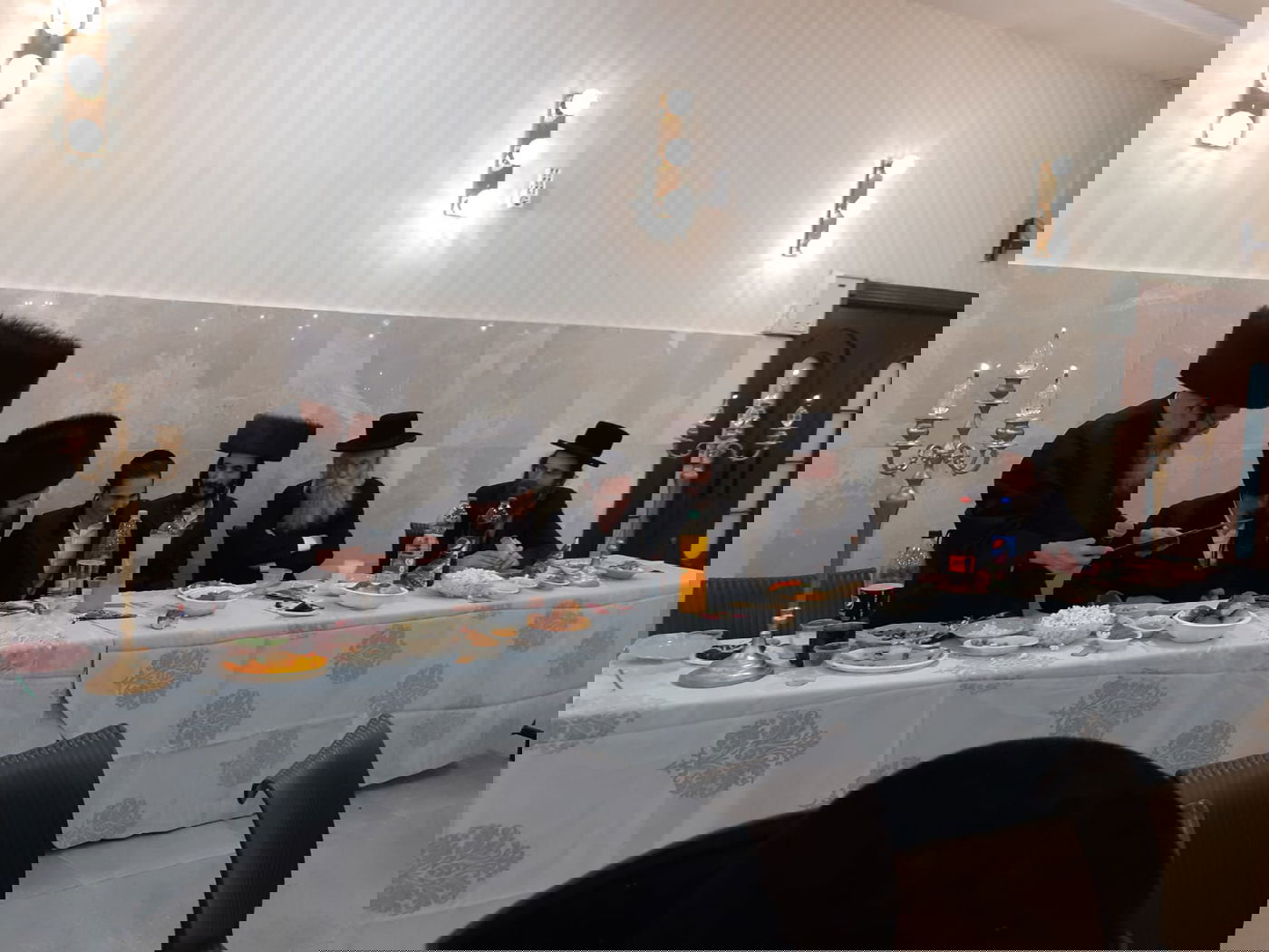 נותי פוקס התארס ושימח את אורחיו • צפו