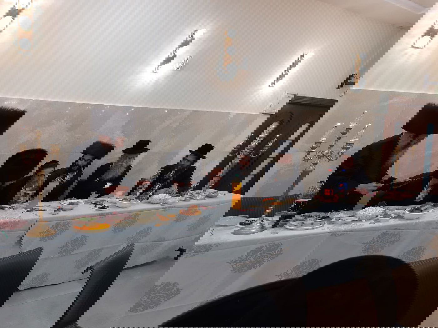 נותי פוקס התארס ושימח את אורחיו • צפו