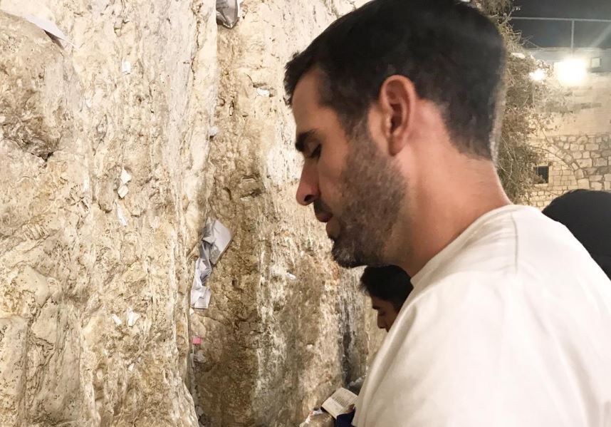 לאחר החתונה: השחקן התפלל בכותל. צפו