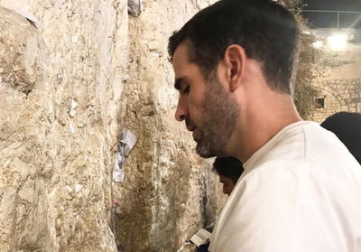 לאחר החתונה: השחקן התפלל בכותל. צפו