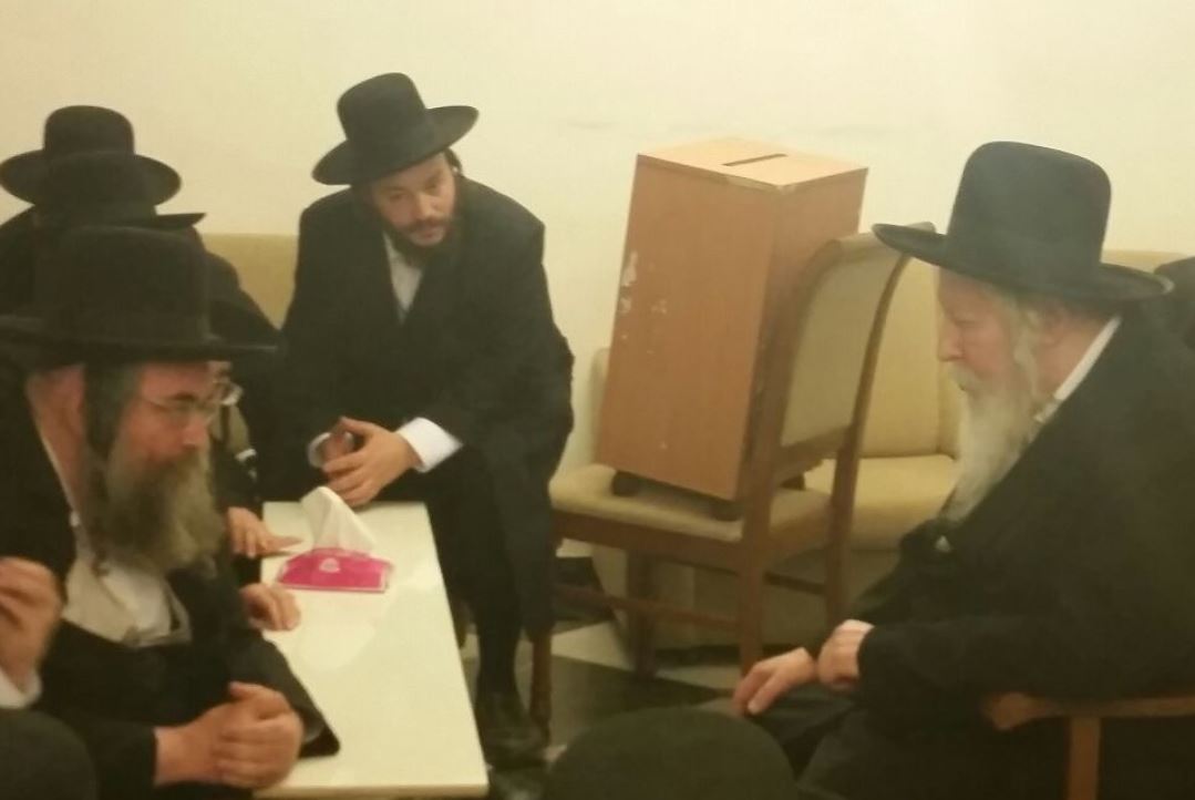 האדמו"ר מגור מנחם את בן דודו