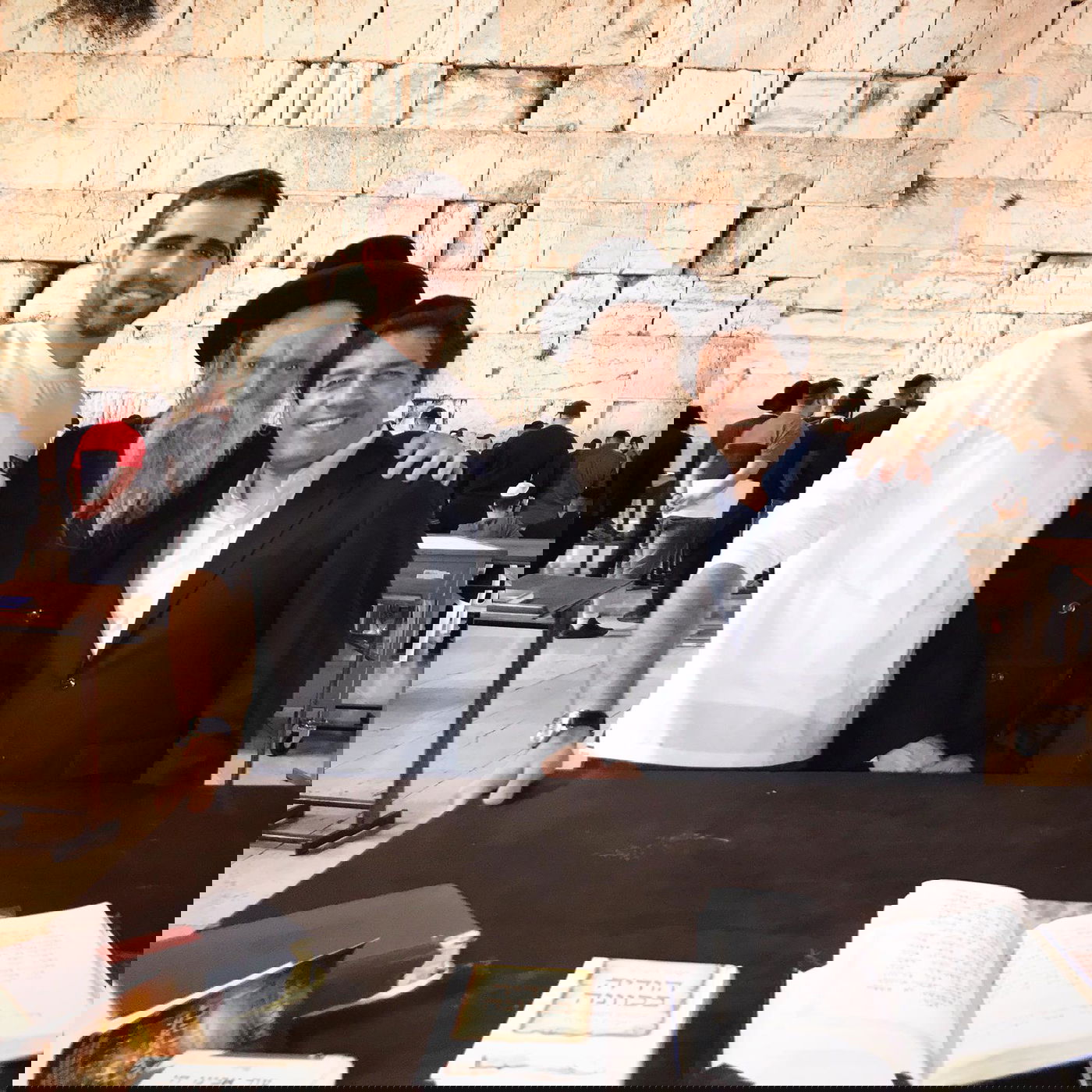 לאחר החתונה: השחקן התפלל בכותל. צפו